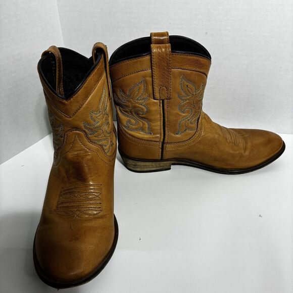 Women’s 8.5 Cowboy Boots Dingo Leather Western  Tan Short Pull-On Stitch Detail - Picture 1 of 8